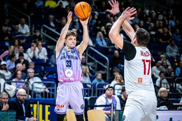 Basketball Berlin 28.10.2025 Saison 2025 2026 Basketball Champions League (BCL) Alba Berlin - ERA Basketball Nymburk bennet Hundt (Alba Berlin, No.33) Jaromir Bohacik (Nymburg, No.17)