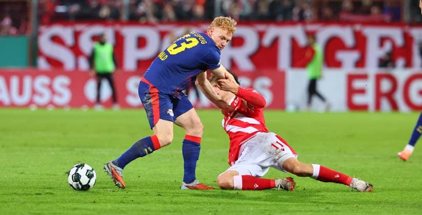 Cottbus - RB Leipzig DFB Pokal Cottbus, 28.10.2025, Stadion der Freundschaft, DFB Pokal, Runde 2 , FC Energie Cottbus vs. RB Leipzig , Im Bild von links; Nicolas Seiwald (13, RB Leipzig), Moritz Hannemann ( 11 , Cottbus). ,