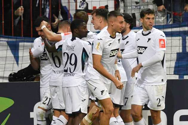 GER; 2. FBL, FC St. Pauli vs TSG 1899 Hoffenheim .28.10.2025, Millerntorstadion, Hamburg, GER; DFB-Pokal, FC St. Pauli vs TSG 1899 Hoffenheim im Bild Grischa Proemel (Prömel Hoffenheim 06) schiesst das Tor zum 1-1 fuer Hoffenheim und jubelt mit der Mannschaft