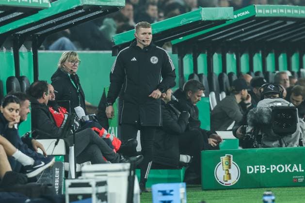 Fussball, DFB-Pokal Saison 2025 2026 2. Runde Borussia Mönchengladbach - Karlsruher SC 28.10.2025, BORUSSIA-PARK Timo Gansloweit (Vierter Offizieller) Mönchengladbach BORUSSIA-PARK Nordrhein-Westfalen Deutschland
