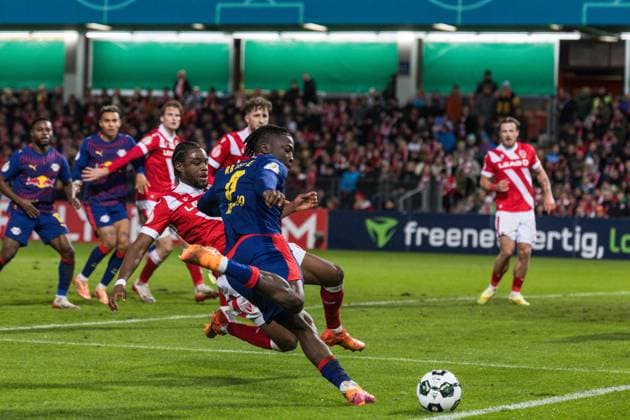 GER, DFB-Pokal, 2. Runde, FC Energie Cottbus - RB Leipzig 28.10.2025, LEAG Energie Stadion, Cottbus, GER, DFB-Pokal, 2. Runde, FC Energie Cottbus - RB Leipzig Johan Bakayoko (RB Leipzig 9) Â