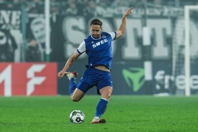 Fussball, DFB-Pokal Saison 2025 2026 2. Runde Borussia Mönchengladbach - Karlsruher SC 28.10.2025, BORUSSIA-PARK Christoph Kobald (Karlsruher SC, 22 Mönchengladbach BORUSSIA-PARK Nordrhein-Westfalen Deutschland