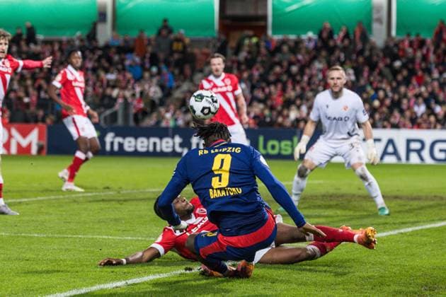 GER, DFB-Pokal, 2. Runde, FC Energie Cottbus - RB Leipzig 28.10.2025, LEAG Energie Stadion, Cottbus, GER, DFB-Pokal, 2. Runde, FC Energie Cottbus - RB Leipzig Johan Bakayoko (RB Leipzig 9) Â