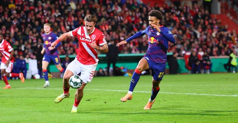 Cottbus - RB Leipzig DFB Pokal Cottbus, 28.10.2025, Stadion der Freundschaft, DFB Pokal, Runde 2 , FC Energie Cottbus vs. RB Leipzig , Im Bild von links; Henry Rorig ( 3 , Cottbus), Tidiam Gomis (27, RB Leipzig). ,