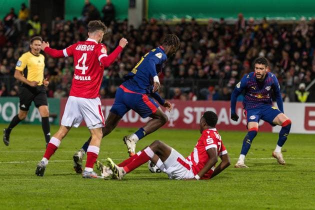 GER, DFB-Pokal, 2. Runde, FC Energie Cottbus - RB Leipzig 28.10.2025, LEAG Energie Stadion, Cottbus, GER, DFB-Pokal, 2. Runde, FC Energie Cottbus - RB Leipzig Ezechiel Banzuzi (RB Leipzig 6), Tim Campulka (FC Energie Cottbus 4) Â