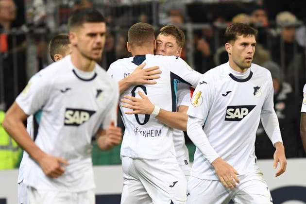 GER; 2. FBL, FC St. Pauli vs TSG 1899 Hoffenheim .28.10.2025, Millerntorstadion, Hamburg, GER; DFB-Pokal, FC St. Pauli vs TSG 1899 Hoffenheim im Bild Grischa Proemel (Prömel Hoffenheim 06) schiesst das Tor zum 1-1 fuer Hoffenheim und jubelt mit der Mannschaft