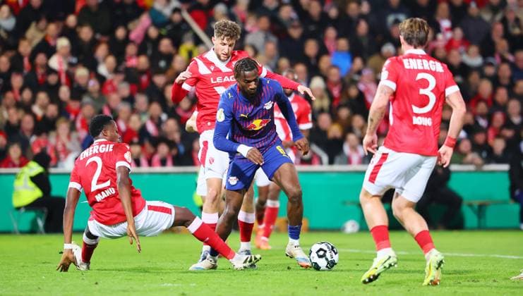 Cottbus - RB Leipzig DFB Pokal Cottbus, 28.10.2025, Stadion der Freundschaft, DFB Pokal, Runde 2 , FC Energie Cottbus vs. RB Leipzig , Im Bild: Tor für RB Leipzig. Ezechiel Banzuzi (6, RB Leipzig) trifft zum 0:6 gegen King Manu ( 2, Cottbus), Tim Campulka ( 4 , Cottbus), Henry Rorig ( 3 , Cottbus). ,