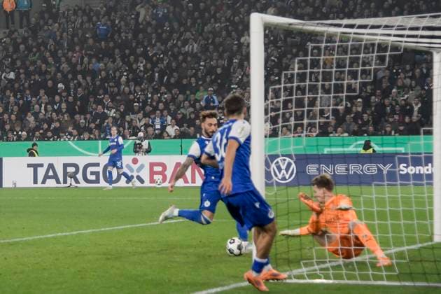Fabian Schleusener (SC 24) erzielt das Tor zum 2:1 28.10.2025 Fussball Borussia Moenchengladbach vs Karlsruher SC, Borussia-Park, Moenchengladbach, DFB DFL REGULATIONS PROHIBIT ANY USE OF PHOTOGRAPHS AS IMAGE SEQUENCES AND OR QUASI-VIDEO