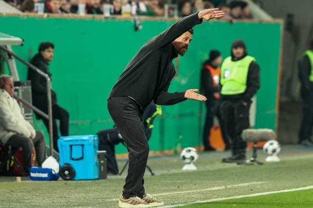 Chef-Trainer Sandro Wagner (FC Augsburg) mit Anweisungen, FC Augsburg vs. VfL Bochum 1848, Fussball, Maenner, DFL, DFB-Pokal, Saison 2025 2026, WWK Arena, Zweite Runde, 28.10.2025 Augsburg Bayern Deutschland