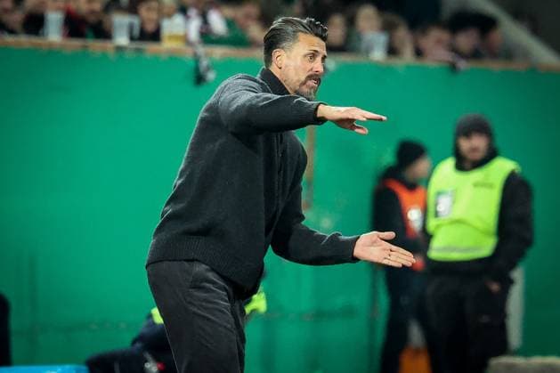Chef-Trainer Sandro Wagner (FC Augsburg) mit Anweisungen, FC Augsburg vs. VfL Bochum 1848, Fussball, Maenner, DFL, DFB-Pokal, Saison 2025 2026, WWK Arena, Zweite Runde, 28.10.2025 Augsburg Bayern Deutschland