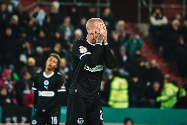 HAMBURG, GERMANY - OCTOBER 28: Louis Oppie (FC St. Pauli, 23) is not happy after his shoot during the DFB-Pokal match between DFB-Pokal: St. Pauli vs. TSG Hoffenheim at Millerntor-Stadion on round 2 of the DFB-Pokal on October 28, 2025 in Hamburg, Germany. DFL REGULATIONS PROHIBIT ANY USE OF PHOTOGRAPHS AS IMAGE SEQUENCES AND OR QUASI-VIDEO. Hamburg Germany Copyright: xBEAUTIFULxSPORTS Tonhäuserx