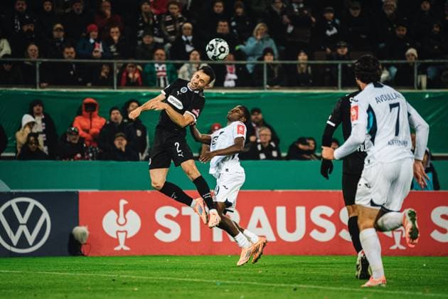 DFB-Pokal: St. Pauli vs. TSG Hoffenheim, 28.10.2025 HAMBURG, GERMANY - OCTOBER 28: Manolis Saliakas (FC St. Pauli, 2) with the headball during the DFB-Pokal match between DFB-Pokal: St. Pauli vs. TSG Hoffenheim at Millerntor-Stadion on round 2 of the DFB-Pokal on October 28, 2025 in Hamburg, Germany. DFL REGULATIONS PROHIBIT ANY USE OF PHOTOGRAPHS AS IMAGE SEQUENCES AND OR QUASI-VIDEO. Copyright: xBEAUTIFULxSPORTS Tonhäuserx