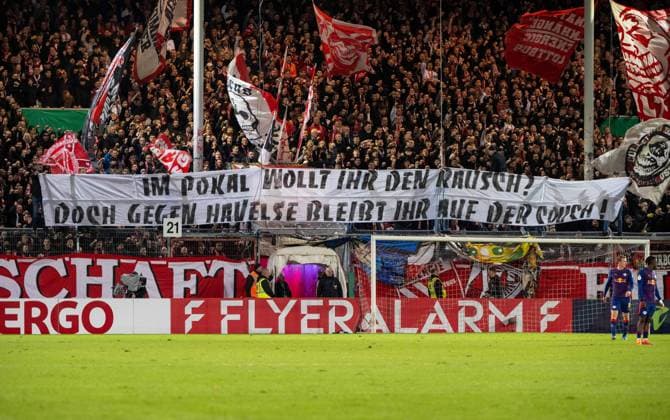 Fußball, Herren, Saison 2025 2026, DFB-Pokal (2. Runde), FC Energie Cottbus - RB Leipzig, Fans von Energie kritisieren die geringe Zuschauerzahl gegen Havelse, 28.10.2025, Copyright: xMatthiasxKochx