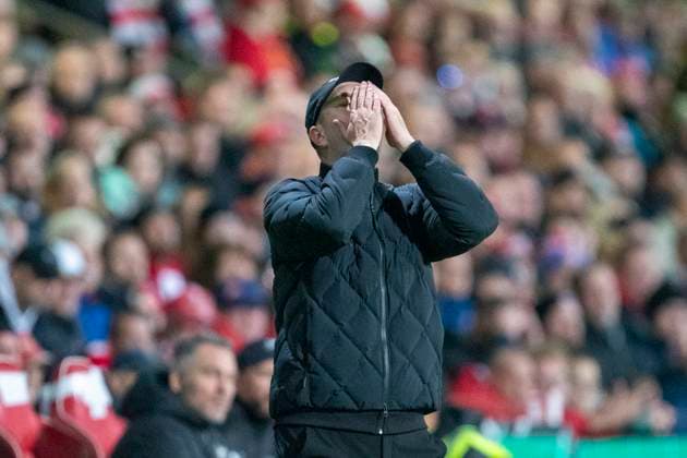 GER, Cottbus, Fußball, DFB-Pokal, 2. Hauptrunde, FC Energie Cottbus vs. RB Leipzig im Bild v.l.: Ole Werner (Trainer RB Leipzig), mit Haenden vor dem Gesicht nach vergebenen Chancen 28.10.2025, LEAG Energie Stadion Cottbus DFB REGULATIONS PROHIBIT ANY USE OF PHOTOGRAPHS AS IMAGE SEQUENCES AND OR QUASI-VIDEO, Copyright: HMBxMedia PaulxFritz