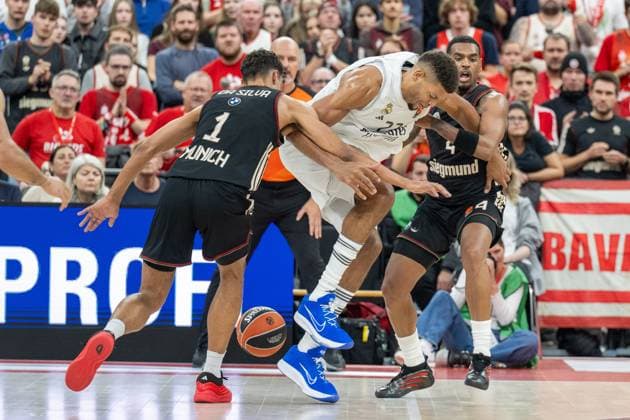 Oscar da Silva 1 (FC Bayern Basketball) im Zweikampf mit Walter Tavares 22 (Real Madrid), Xavier Rathan-Mayes 4 (FC Bayern Basketball), FC Bayern Basketball vs. Real Madrid, EuroLeague 7. Spieltag, 28.10.2025 Muenchen Bayern Deutschland