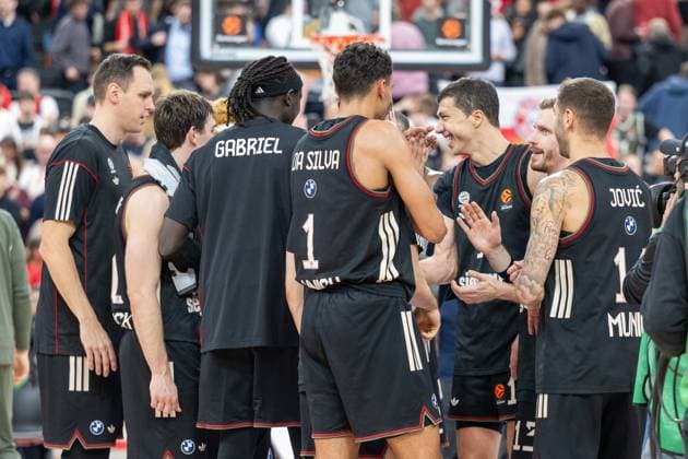 Die Spieler vom FC Bayern Basketball sind gleucklich ueber den Sieg. , FC Bayern Basketball vs. Real Madrid, EuroLeague 7. Spieltag, 28.10.2025 Muenchen Bayern Deutschland