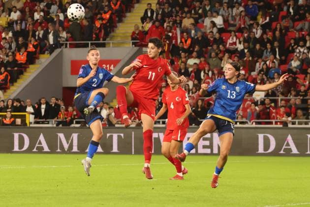 IZMIR, TURKEY - OCTOBER 28: Kader Hancar (11)of Turkey and Rrezona Ramadani (2) , Sara Sahiti (13) of Kosovo during the FIFA Women s World Cup 2027 play-off second leg match between Turkey and Kosovo at Gursel Aksel Stadium in Izmir , Turkey on October 28 , 2025. ( Photo by Seskimphoto ) Izmir Turkey Izmir Turkey Copyright: xSeskimphotox Turkey-Kosovo-281025 (157)