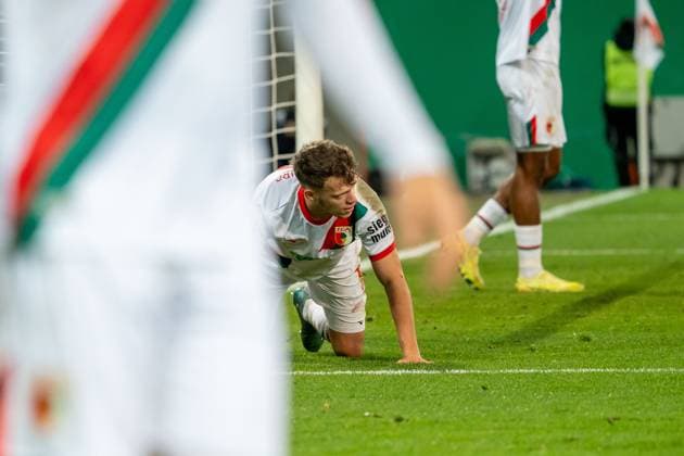 Robin Fellhauer (FC Augsburg, 19) am Boden, GER, FC Augsburg vs. VfL Bochum, Fussball, DFB Pokal, 2. Runde, Spielzeit 2025 2026, 28.10.2025, DFL REGULATIONS PROHIBIT ANY USE OF PHOTOGRAPHS AS IMAGE SEQUENCES AND OR QUASI-VIDEO, GER, FC Augsburg vs. VfL Bochum, Fussball, DFB Pokal, 2. Runde, Spielzeit 2025 2026, 28.10.2025, Augsburg Copyright: xEibner-Pressefoto EdwardxCheungx EP_ECG