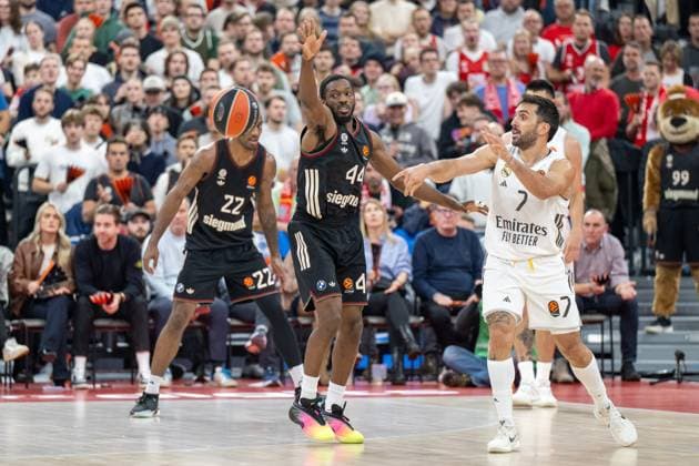 Kamar Baldwin 44 (FC Bayern Basketball) im Zweikampf mit Facundo Campazzo 7 (Real Madrid), FC Bayern Basketball vs. Real Madrid, EuroLeague 7. Spieltag, 28.10.2025 Muenchen Bayern Deutschland