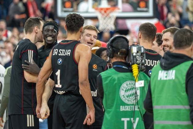 Die Spieler vom FC Bayern Basketball sind gleucklich ueber den Sieg. , FC Bayern Basketball vs. Real Madrid, EuroLeague 7. Spieltag, 28.10.2025 Muenchen Bayern Deutschland