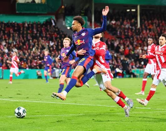 Cottbus - RB Leipzig DFB Pokal Cottbus, 28.10.2025, Stadion der Freundschaft, DFB Pokal, Runde 2 , FC Energie Cottbus vs. RB Leipzig , Im Bild von links; Tidiam Gomis (27, RB Leipzig), Tim Campulka ( 4 , Cottbus). ,