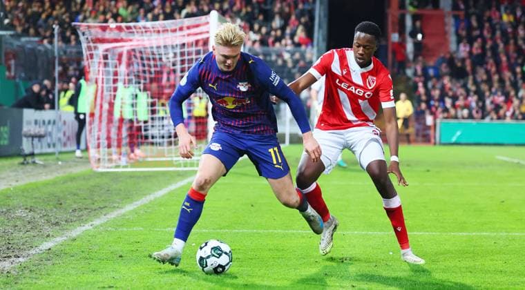 Cottbus - RB Leipzig DFB Pokal Cottbus, 28.10.2025, Stadion der Freundschaft, DFB Pokal, Runde 2 , FC Energie Cottbus vs. RB Leipzig , Im Bild von vorn; Conrad Harder ( 11, RBL), King Manu ( 2, Cottbus). ,