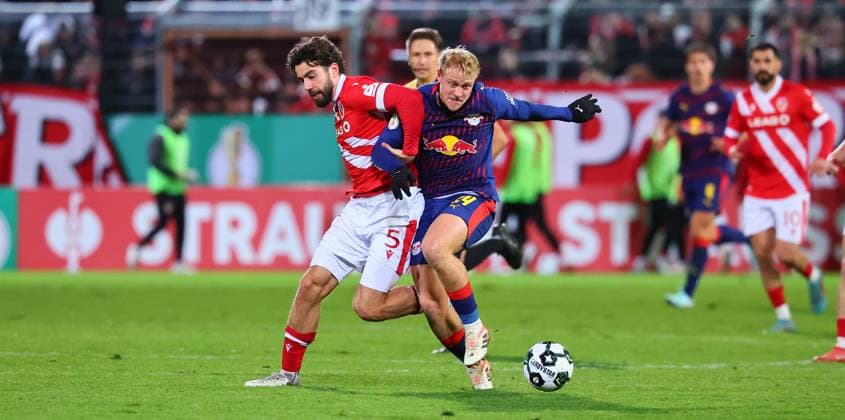 Cottbus - RB Leipzig DFB Pokal Cottbus, 28.10.2025, Stadion der Freundschaft, DFB Pokal, Runde 2 , FC Energie Cottbus vs. RB Leipzig , Im Bild von links; Dominik Pelivan ( 5 , Cottbus), Xaver Schlager (24, RB Leipzig). ,