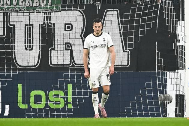 28.10.2025, Fussball: DFB Pokal, Saison 2025 2026, 2. Runde, Borussia Moenchengladbach vs. Karlsruher SC im Borussia Park in Moenchengladbach. Haris Tabakovic (Borussia Moenchengladbach, 15) ist nach einer vergebenen Chance enttaeuscht. Wichtiger Hinweis: Gemaess den Vorgaben der DFL Deutsche Fussball Liga bzw. des DFB Deutscher Fussball-Bund ist es untersagt, in dem Stadion und oder vom Spiel angefertigte Fotoaufnahmen in Form von Sequenzbildern und oder videoaehnlichen Fotostrecken zu verwerten bzw. verwerten zu lassen. Foto: Kirchner-Media Thomas Haesler Copyright: xKirchner-Media ThomasxHaeslerx