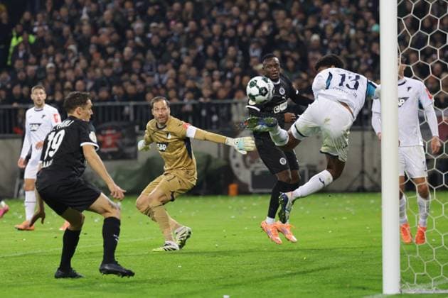 GER, Hamburg, Fussball, DFL, FC St. Pauli vs TSG 1899 Hoffenheim 2. Runde DFB Pokal , im Millerntor Stadion , 28.10.2025 , v.l. Bernardo (TSG 1899 Hoffenheim, 13) verhindert das Tor DFL regulations prohibit any use of photographs as image sequences and or quasi-video. Copyright: HMBxMedia FernandoxSoares