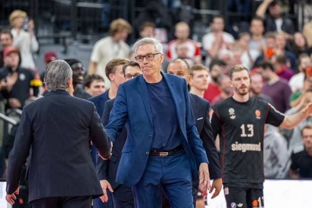 Chefcoach Gordon Herbert (FC Bayern Basketball) verabschiedet sich vom Cheftrainer Sergio Scariolo (Real Madrid), FC Bayern Basketball vs. Real Madrid, EuroLeague 7. Spieltag, 28.10.2025 Muenchen Bayern Deutschland