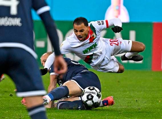 28.10.2025, Fussball DFB-Pokal 2025 2026, 2.Runde, FC Augsburg - VfL Bochum, in der WWK-Arena Augsburg. Alexis Julian Claude-Maurice (FC Augsburg) hebt ab