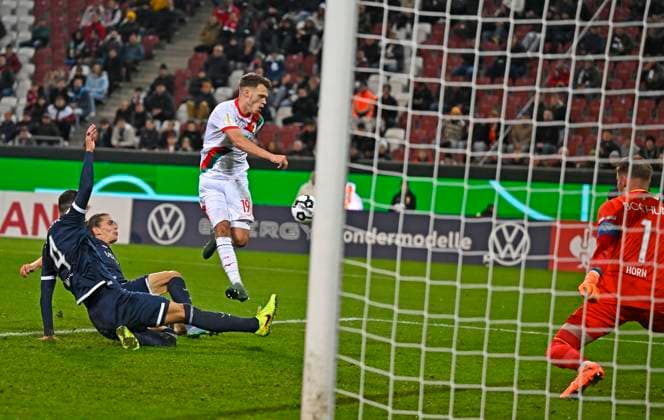28.10.2025, Fussball DFB-Pokal 2025 2026, 2.Runde, FC Augsburg - VfL Bochum, in der WWK-Arena Augsburg. Robin Fellhauer (Augsburg) gegen Torwart Timo Horn (VfL Bochum)