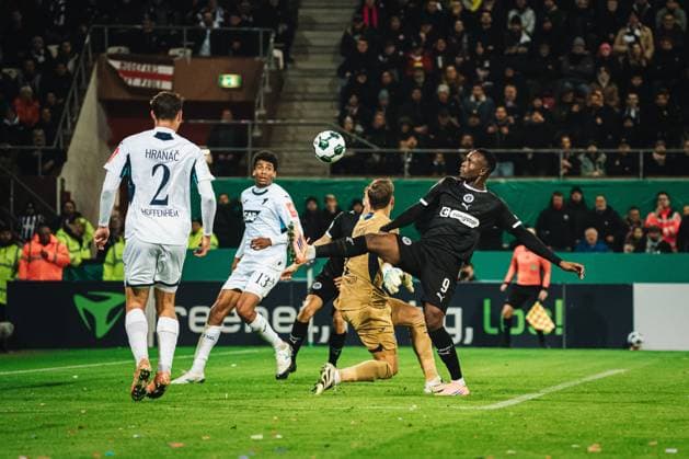 DFB-Pokal: St. Pauli vs. TSG Hoffenheim, 28.10.2025 HAMBURG, GERMANY - OCTOBER 28: Abdoulie Ceesay (FC St. Pauli, 9) with the ball during the DFB-Pokal match between DFB-Pokal: St. Pauli vs. TSG Hoffenheim at Millerntor-Stadion on round 2 of the DFB-Pokal on October 28, 2025 in Hamburg, Germany. DFL REGULATIONS PROHIBIT ANY USE OF PHOTOGRAPHS AS IMAGE SEQUENCES AND OR QUASI-VIDEO. Copyright: xBEAUTIFULxSPORTS Tonhäuserx