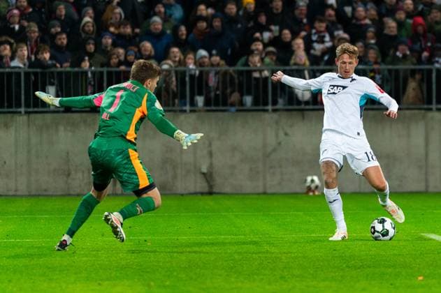 Wouter Burger (TSG 1899 Hoffenheim, 18) Torschuss Torchance gegen Torwart Ben Voll (FC St. Pauli, 01). Abseits, GER, FC St. Pauli vs. TSG 1899 Hoffenheim, Fußball, DFB Pokal, 2. Runde, Saison 2025 2026, 28.10.2025 DFL REGULATIONS PROHIBIT ANY USE OF PHOTOGRAPHS AS IMAGE SEQUENCES AND OR QUASI-VIDEO GER, FC St. Pauli vs. TSG 1899 Hoffenheim, Fußball, DFB Pokal, 2. Runde, Saison 2025 2026, 28.10.2025 Hamburg Copyright: xEibner-Pressefoto MaxxVincenx EP_MVN