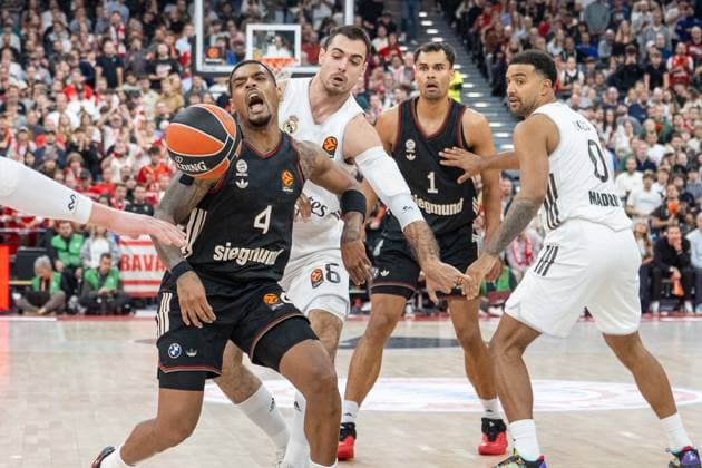 Xavier Rathan-Mayes 4 (FC Bayern Basketball) schreit, Alberto Abalde 6 (Real Madrid), FC Bayern Basketball vs. Real Madrid, EuroLeague 7. Spieltag, 28.10.2025 Muenchen Bayern Deutschland