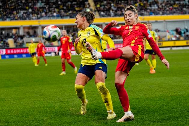 Sweden s Johanna Rytting Kaneryd and Spain s Olga Carmona during the women s football Nations League semi-final between Sweden and Spain at Gamla Ullevi in Gothenburg, Sweden, Tuesday, October 28, 2025. GÖTEBORG SWEDEN x9200x