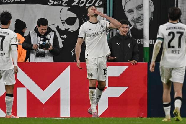 Haris Tabakovic (Moenchengladbach 15) jubelt nach dem Tor zum 3:1 28.10.2025 Fussball Borussia Moenchengladbach vs Karlsruher SC, Borussia-Park, Moenchengladbach, DFB DFL REGULATIONS PROHIBIT ANY USE OF PHOTOGRAPHS AS IMAGE SEQUENCES AND OR QUASI-VIDEO