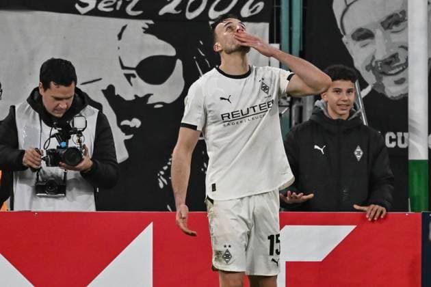 Haris Tabakovic (Moenchengladbach 15) jubelt nach dem Tor zum 3:1 28.10.2025 Fussball Borussia Moenchengladbach vs Karlsruher SC, Borussia-Park, Moenchengladbach, DFB DFL REGULATIONS PROHIBIT ANY USE OF PHOTOGRAPHS AS IMAGE SEQUENCES AND OR QUASI-VIDEO