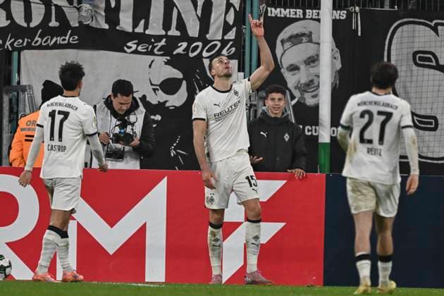 Haris Tabakovic (Moenchengladbach 15) jubelt nach dem Tor zum 3:1 28.10.2025 Fussball Borussia Moenchengladbach vs Karlsruher SC, Borussia-Park, Moenchengladbach, DFB DFL REGULATIONS PROHIBIT ANY USE OF PHOTOGRAPHS AS IMAGE SEQUENCES AND OR QUASI-VIDEO