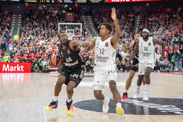 Kamar Baldwin 44 (FC Bayern Basketball) im Zweikampf mit Theo Maledon 12 (Real Madrid), FC Bayern Basketball vs. Real Madrid, EuroLeague 7. Spieltag, 28.10.2025 Muenchen Bayern Deutschland