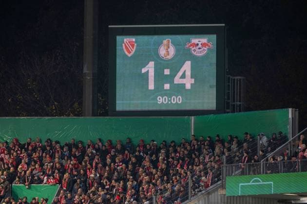 Fußball, Herren, Saison 2025 2026, DFB-Pokal (2. Runde), FC Energie Cottbus - RB Leipzig, Anzeigetafel mit 1:4-Endstand, 28.10.2025, Copyright: xMatthiasxKochx
