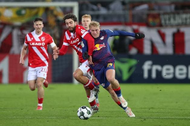 28.10.2025, xtgx, Fussball DFB Pokal 2. Runde, FC Energie Cottbus - RB Leipzig emspor, v.l. Dominik Pehlivan (Cottbus, 5), Xaver Schlager (Leipzig, 24) Zweikampf, Duell, Kampf, tackle (DFL DFB REGULATIONS PROHIBIT ANY USE OF PHOTOGRAPHS as IMAGE SEQUENCES and or QUASI-VIDEO) Cottbus