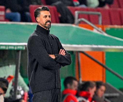 28.10.2025, Fussball DFB-Pokal 2025 2026, 2.Runde, FC Augsburg - VfL Bochum, in der WWK-Arena Augsburg. Trainer Sandro Wagner (FC Augsburg) nachdenklich.