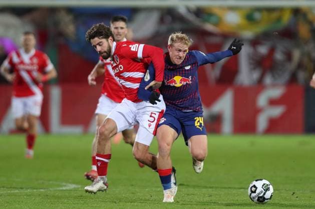 28.10.2025, xtgx, Fussball DFB Pokal 2. Runde, FC Energie Cottbus - RB Leipzig emspor, v.l. Dominik Pehlivan (Cottbus, 5), Xaver Schlager (Leipzig, 24) Zweikampf, Duell, Kampf, tackle (DFL DFB REGULATIONS PROHIBIT ANY USE OF PHOTOGRAPHS as IMAGE SEQUENCES and or QUASI-VIDEO) Cottbus