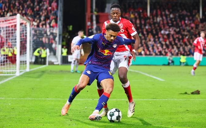 Cottbus - RB Leipzig DFB Pokal Cottbus, 28.10.2025, Stadion der Freundschaft, DFB Pokal, Runde 2 , FC Energie Cottbus vs. RB Leipzig , Im Bild von vorn; Tidiam Gomis (27, RB Leipzig), King Manu ( 2, Cottbus). ,