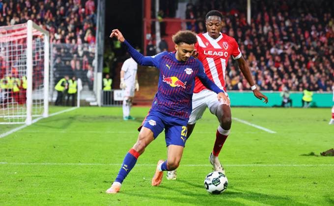 Cottbus - RB Leipzig DFB Pokal Cottbus, 28.10.2025, Stadion der Freundschaft, DFB Pokal, Runde 2 , FC Energie Cottbus vs. RB Leipzig , Im Bild von vorn; Tidiam Gomis (27, RB Leipzig), King Manu ( 2, Cottbus). ,