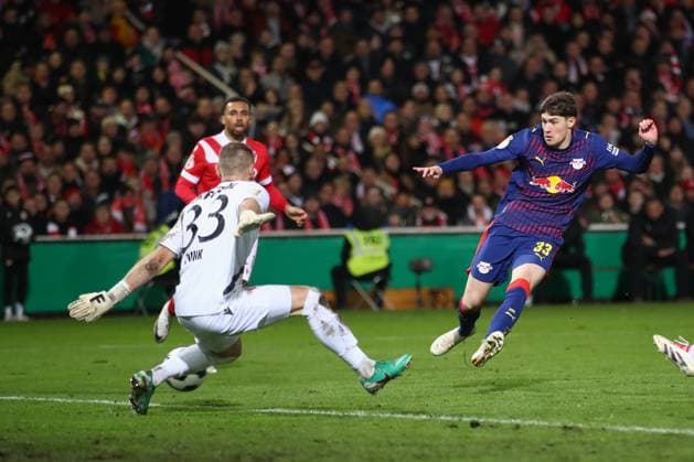 28.10.2025, xtgx, Fussball DFB Pokal 2. Runde, FC Energie Cottbus - RB Leipzig emspor, v.l. Andrija Maksimovic (Leipzig, 33) schiesst den Ball aufs Tor, Torschuss, Schuss (DFL DFB REGULATIONS PROHIBIT ANY USE OF PHOTOGRAPHS as IMAGE SEQUENCES and or QUASI-VIDEO) Cottbus