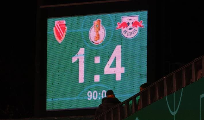 Cottbus - RB Leipzig DFB Pokal Cottbus, 28.10.2025, Stadion der Freundschaft, DFB Pokal, Runde 2 , FC Energie Cottbus vs. RB Leipzig , Im Bild: Der Endstand des Spieles an der Anzeigetafel ,