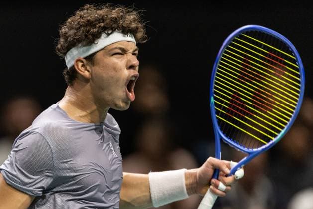 Rolex Paris Masters 2025 - Day Two Ben Shelton (USA) plays against Flavio Cobolli (ITA) in the men s singles match on day two of the Paris ATP, Tennis Herren Masters 1000 tennis tournament at the Paris La Defense Arena in Nanterre, on the outskirts of Paris, on october 28, 2025. Paris France  Copyright: xIbrahimxEzzatx originalFilename:ezzat-notitle251028_np31u.jpg