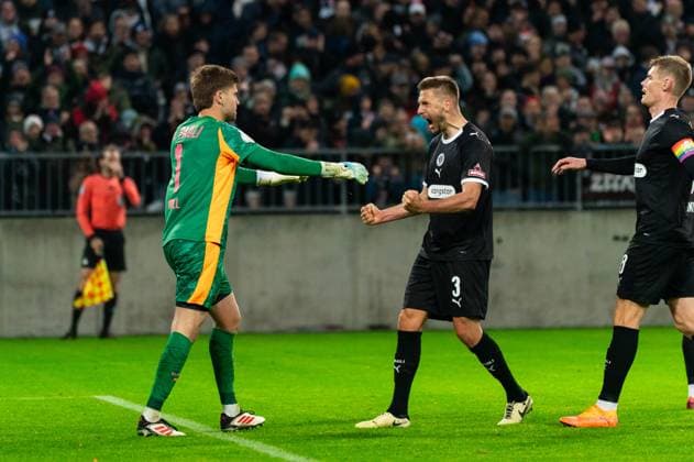 Torwart Ben Voll (FC St. Pauli, 01) jubelt Jubel nach Parade mit Karol Mets (FC St. Pauli, 03) und Eric Smith (FC St. Pauli, 08), GER, FC St. Pauli vs. TSG 1899 Hoffenheim, Fußball, DFB Pokal, 2. Runde, Saison 2025 2026, 28.10.2025 DFL REGULATIONS PROHIBIT ANY USE OF PHOTOGRAPHS AS IMAGE SEQUENCES AND OR QUASI-VIDEO GER, FC St. Pauli vs. TSG 1899 Hoffenheim, Fußball, DFB Pokal, 2. Runde, Saison 2025 2026, 28.10.2025 Hamburg Copyright: xEibner-Pressefoto MaxxVincenx EP_MVN